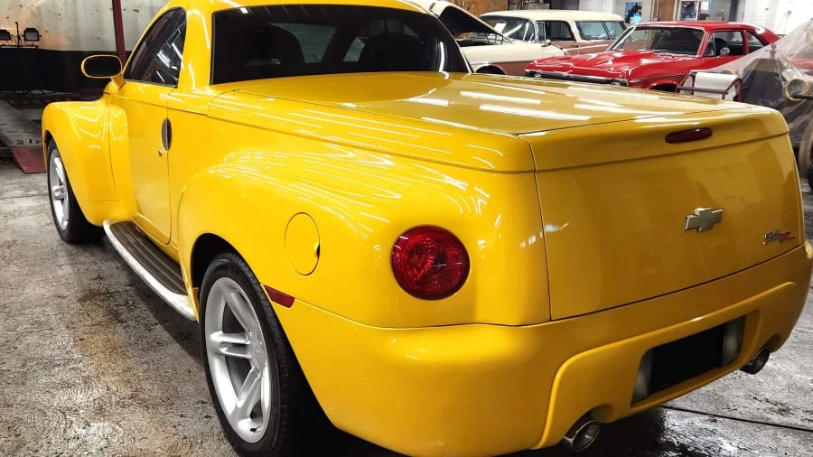 2004 Chevrolet SSR - Image 18 of 26