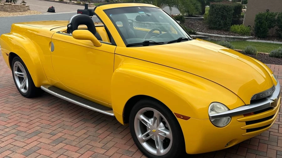 2004 Chevrolet SSR - Image 2 of 9