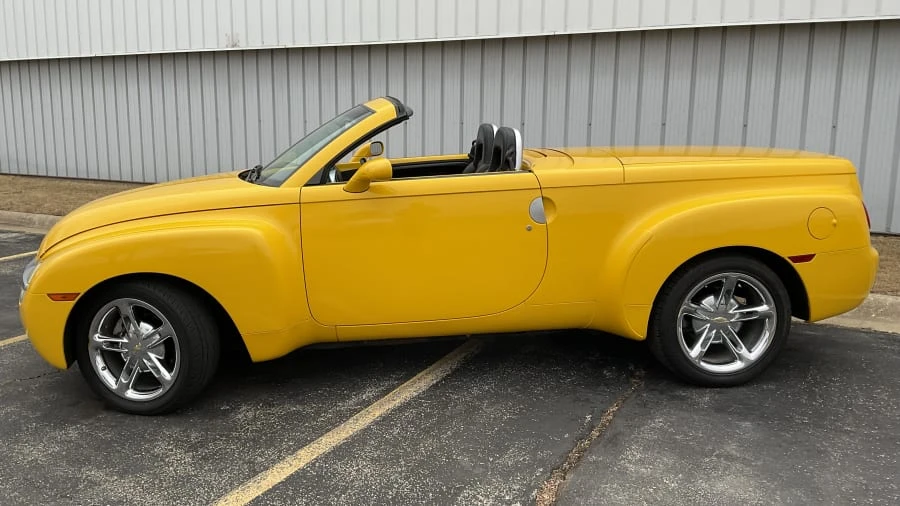 2004 Chevrolet SSR - Image 2 of 12