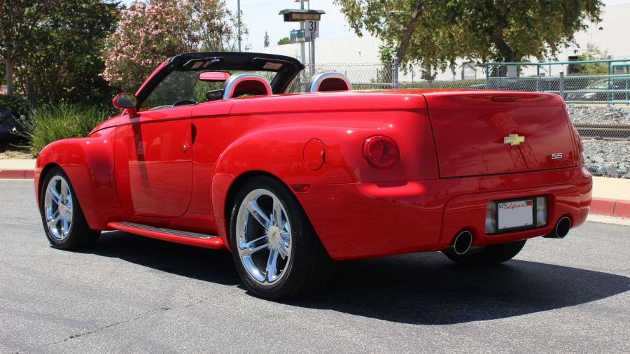 2004 Chevrolet SSR - Image 2 of 8