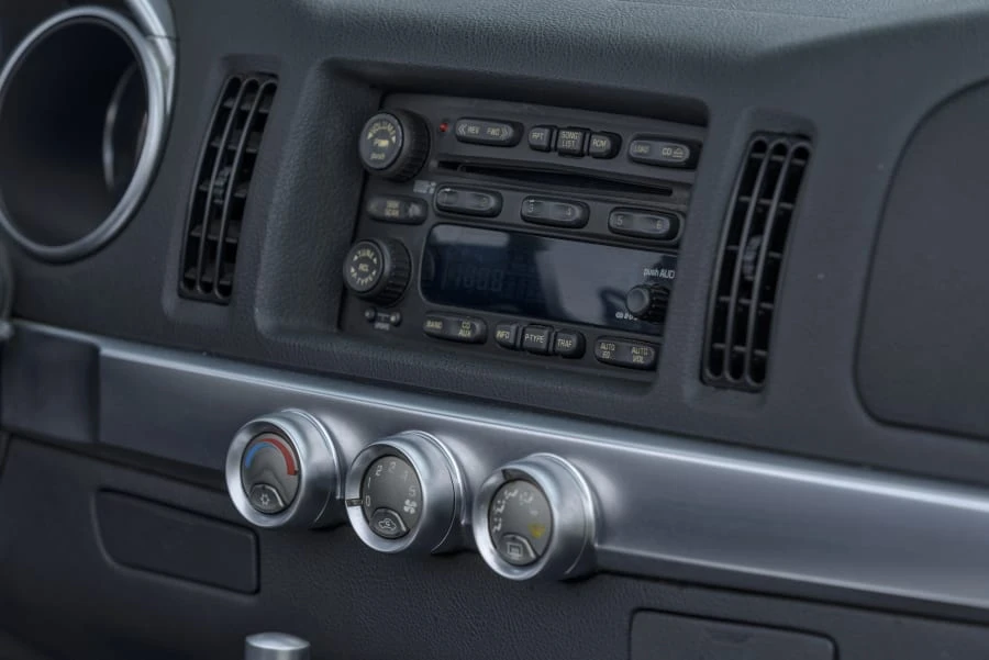 2004 Chevrolet SSR - Image 30 of 31