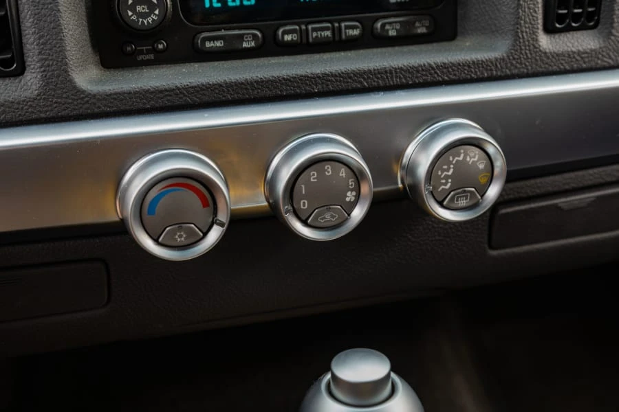 2004 Chevrolet SSR - Image 17 of 29