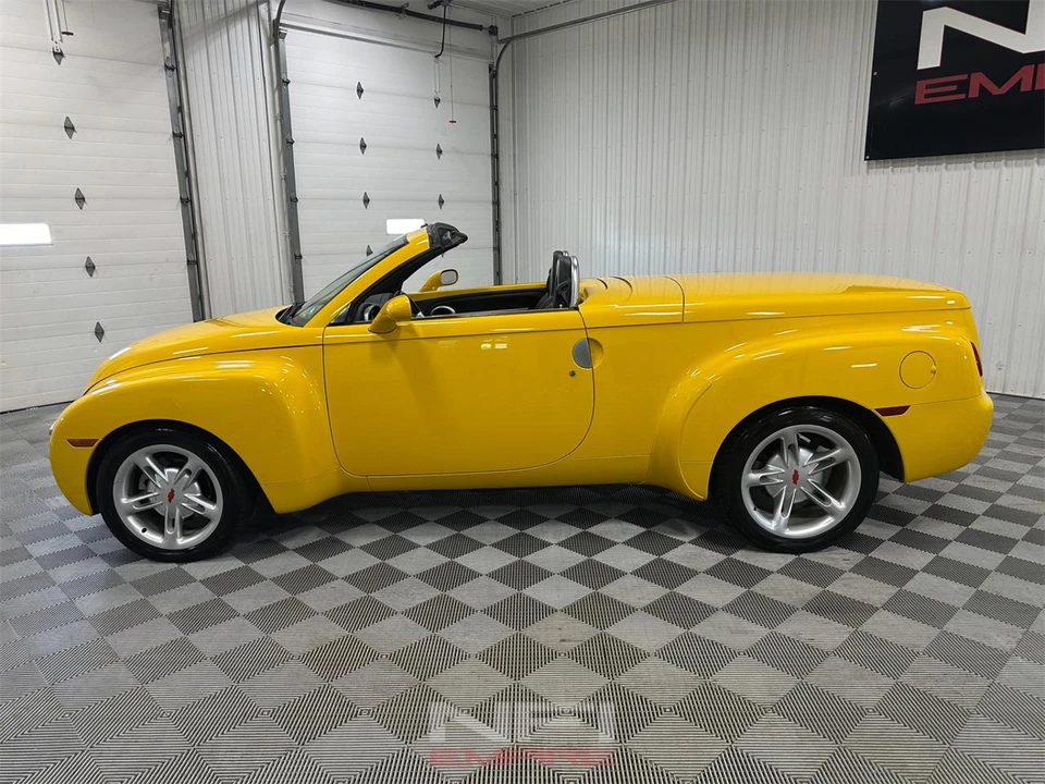 2004 Chevrolet SSR - Image 3 of 31