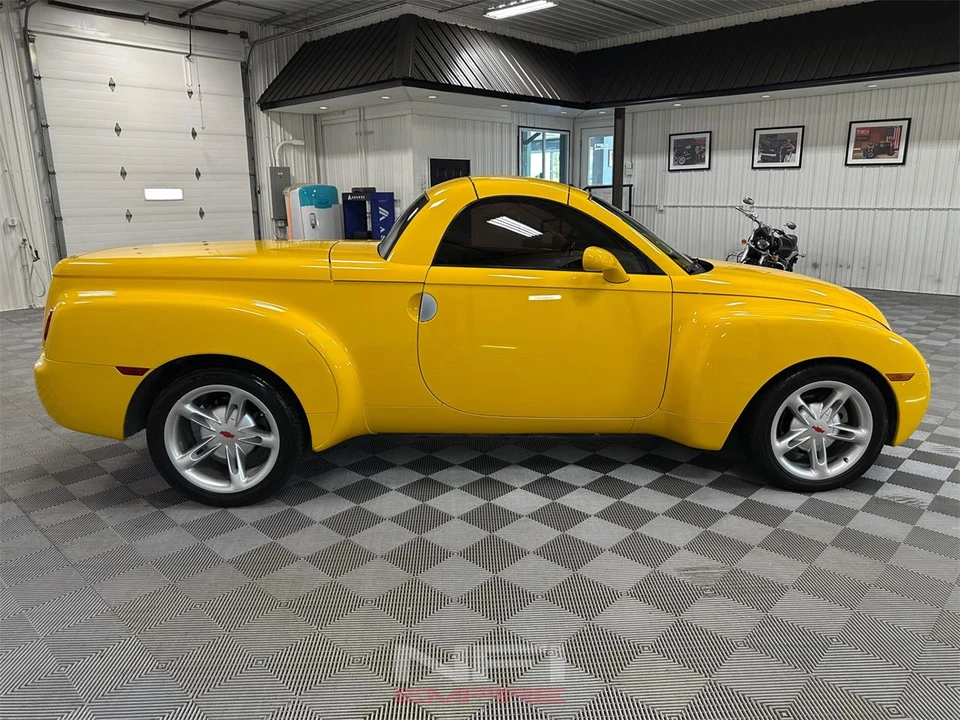 2004 Chevrolet SSR - Image 13 of 31