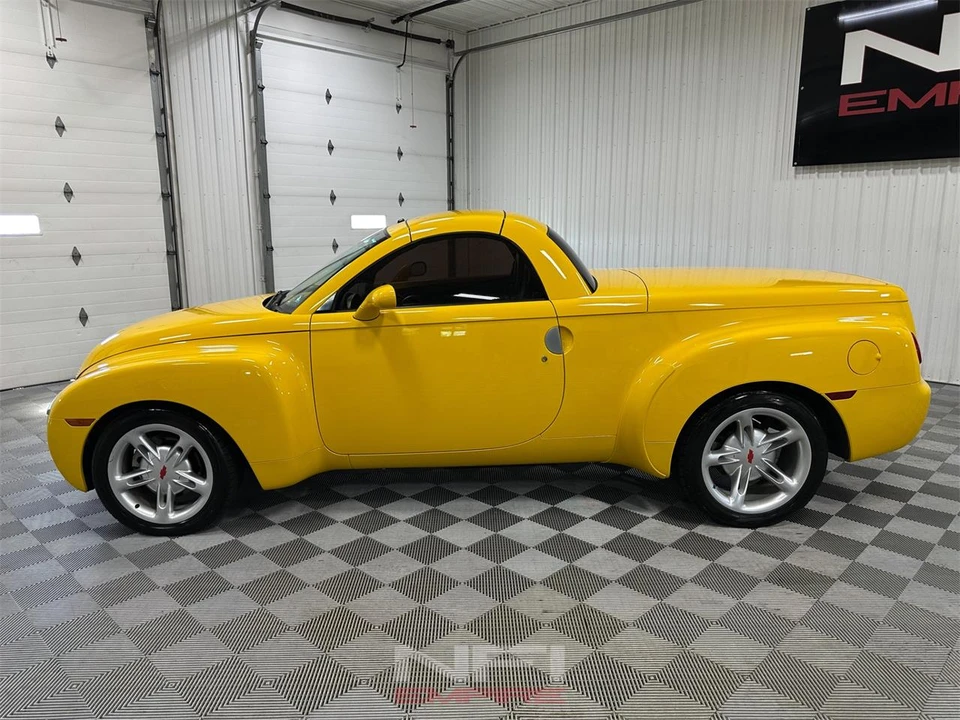2004 Chevrolet SSR - Image 4 of 31
