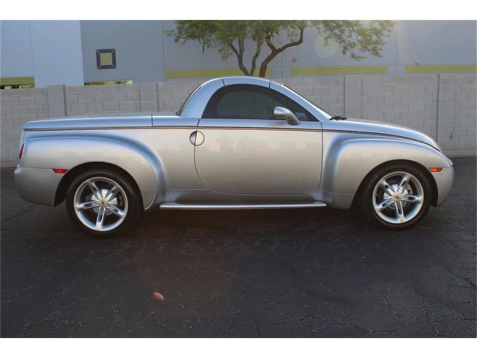 2004 Chevrolet SSR - Image 2 of 31