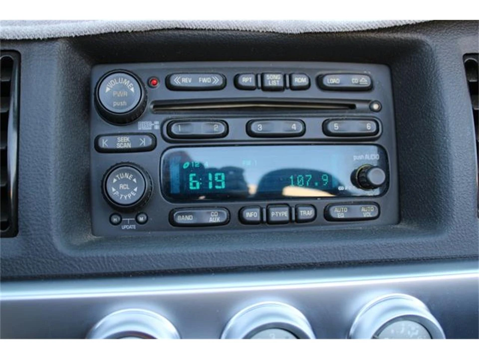 2004 Chevrolet SSR - Image 26 of 31