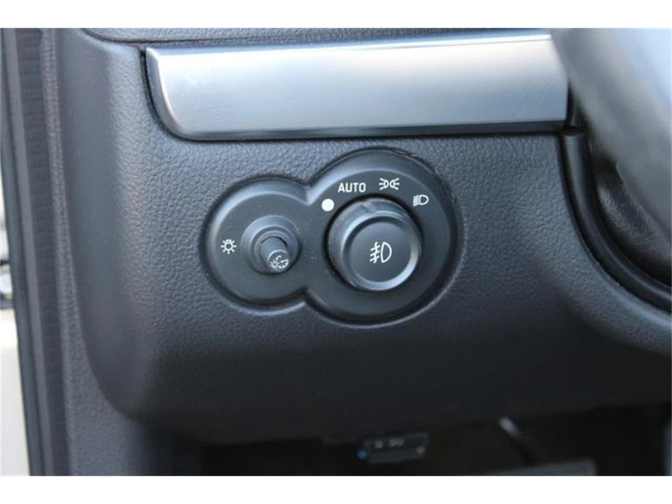 2004 Chevrolet SSR - Image 24 of 31