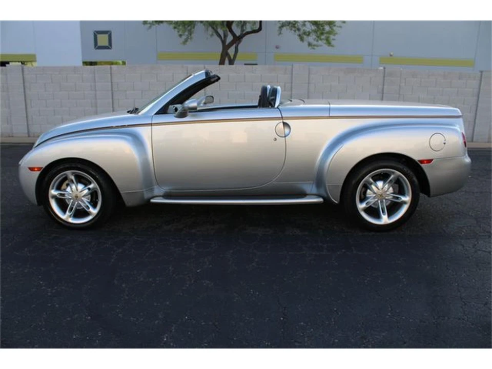 2004 Chevrolet SSR - Image 9 of 31