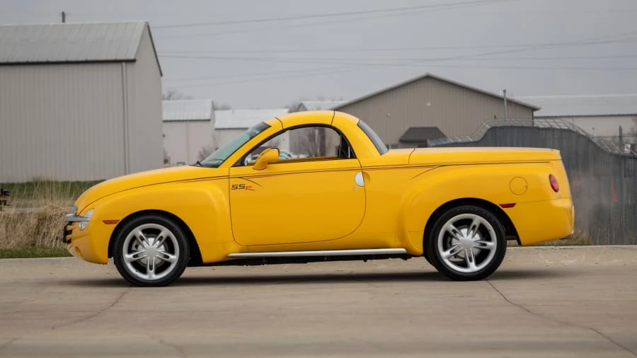 2004 Chevrolet SSR - Image 2 of 17