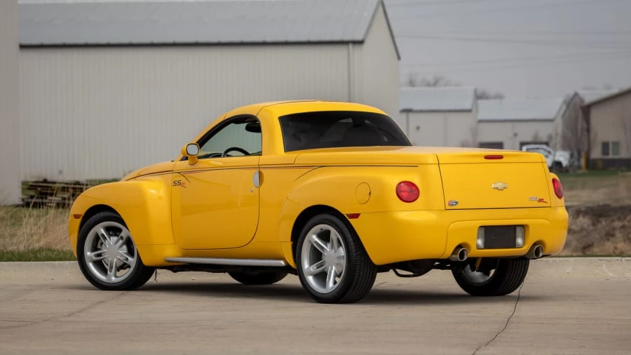 2004 Chevrolet SSR - Image 3 of 17