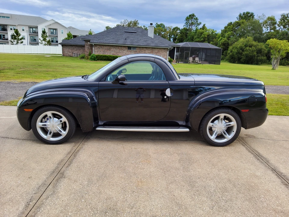 2004 Chevrolet SSR - Image 2 of 31