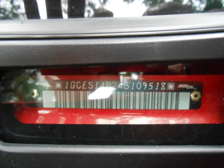 2004 Chevrolet SSR - Image 15 of 31