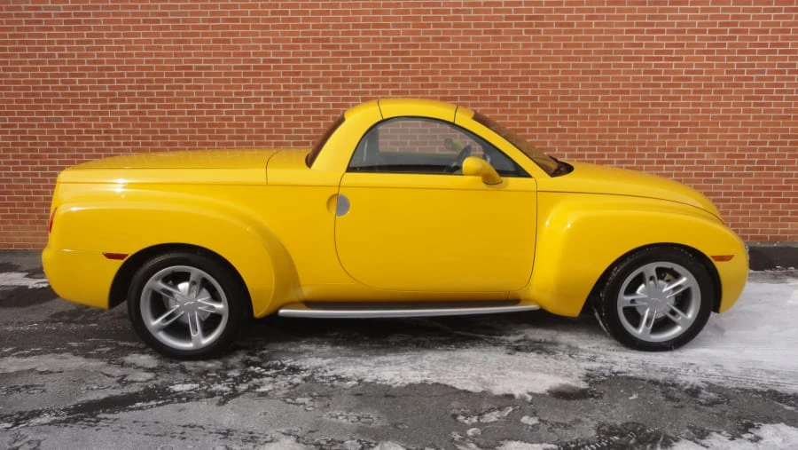 2004 Chevrolet SSR - Image 2 of 8