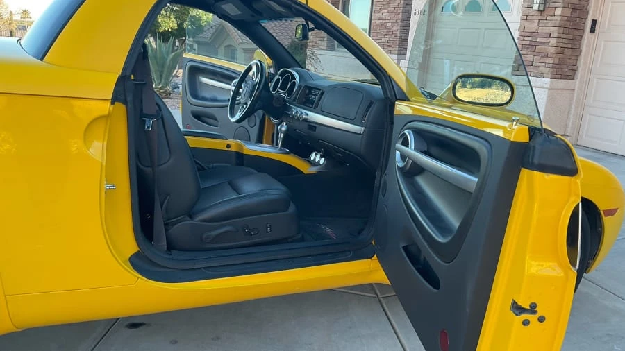2004 Chevrolet SSR - Image 2 of 8