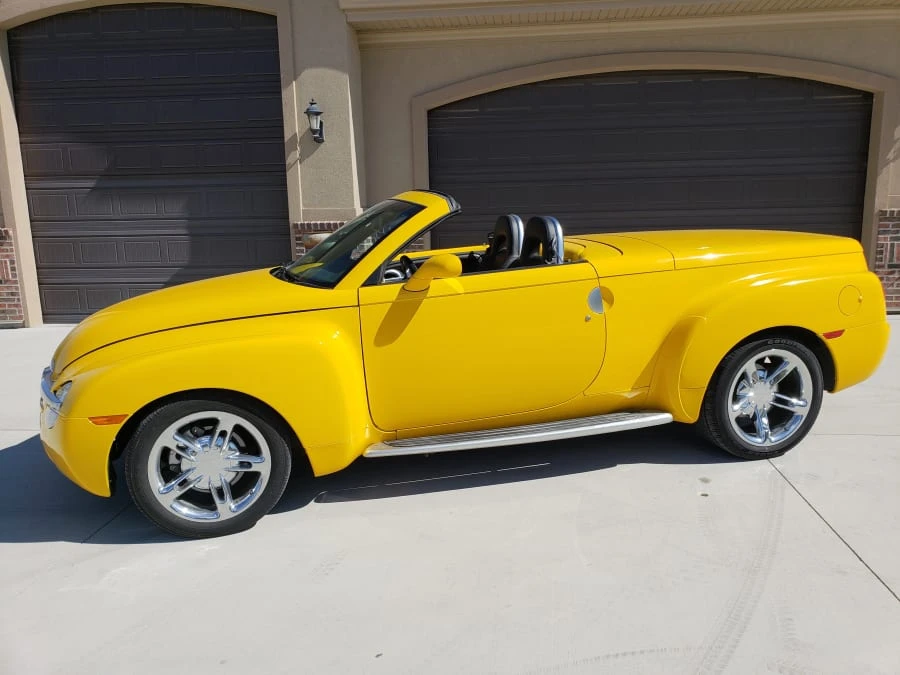2004 Chevrolet SSR - Image 2 of 10