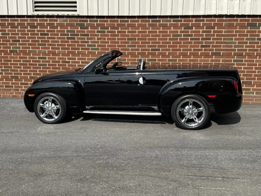 2004 Chevrolet SSR - Image 2 of 11