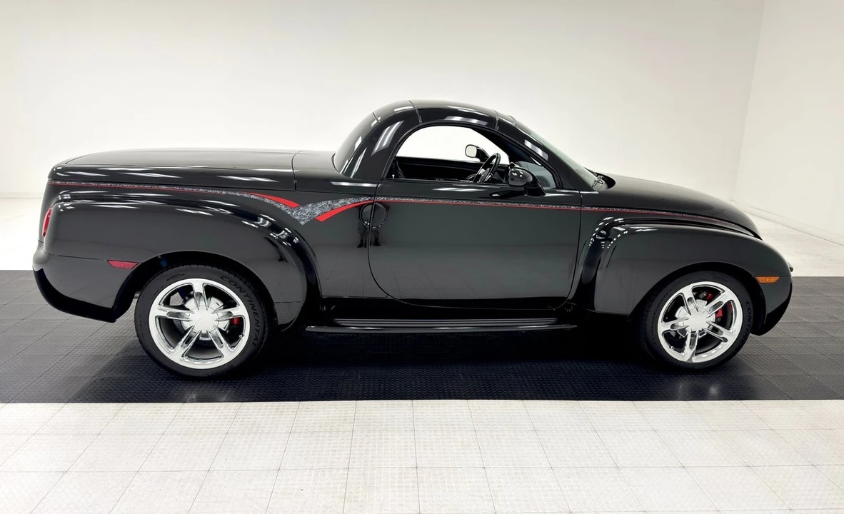 2004 Chevrolet SSR - Image 9 of 31
