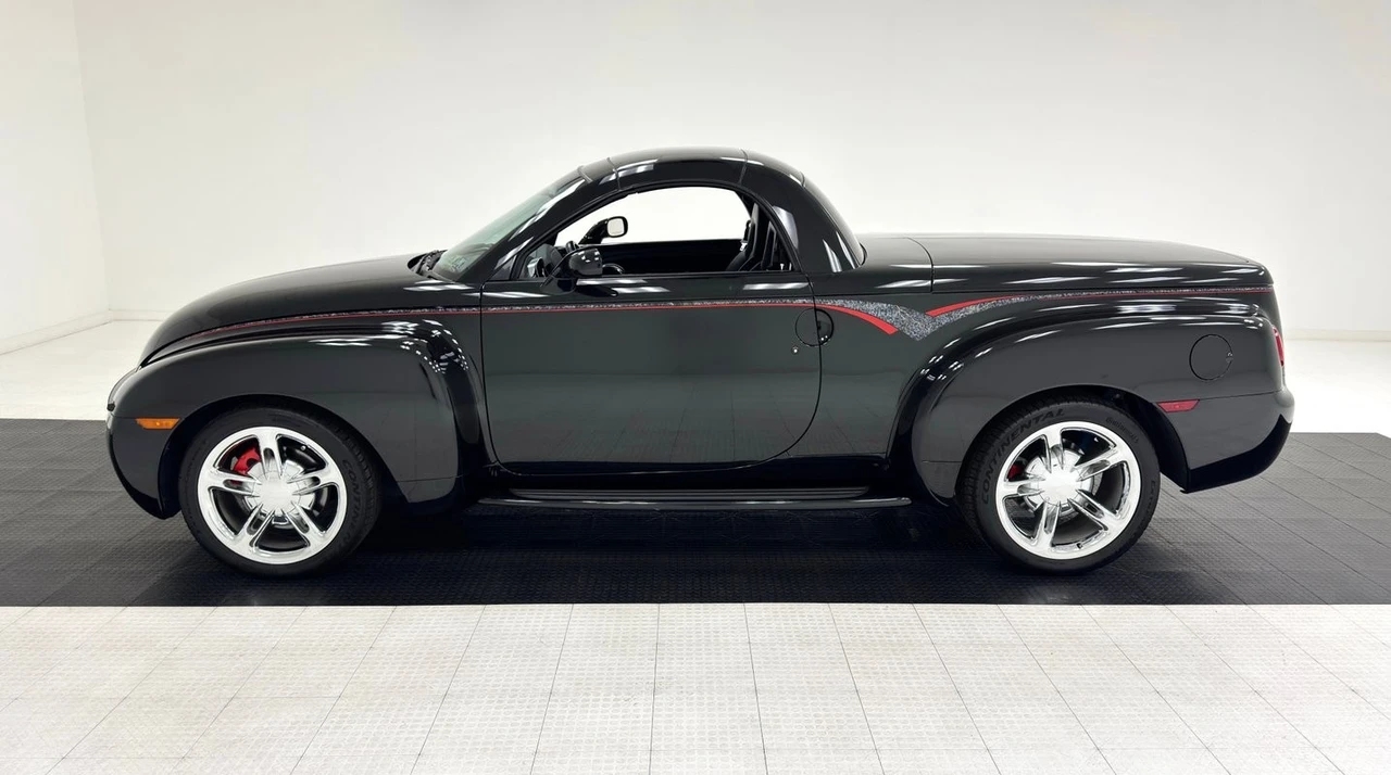 2004 Chevrolet SSR - Image 3 of 31