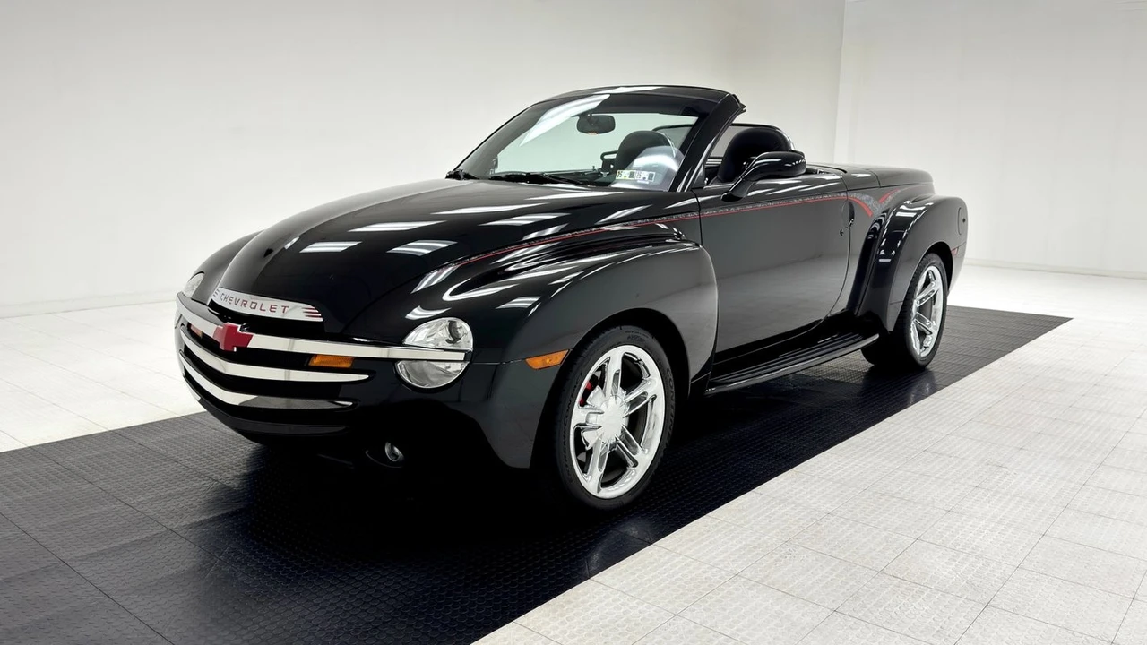 2004 Chevrolet SSR - Image 2 of 31