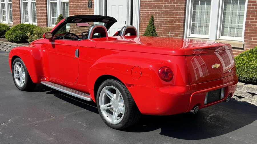 2004 Chevrolet SSR - Image 3 of 11