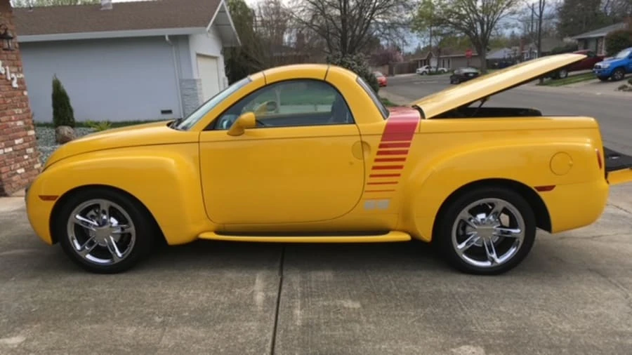 2004 Chevrolet SSR - Image 2 of 8