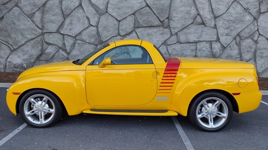 2004 Chevrolet SSR - Image 2 of 17