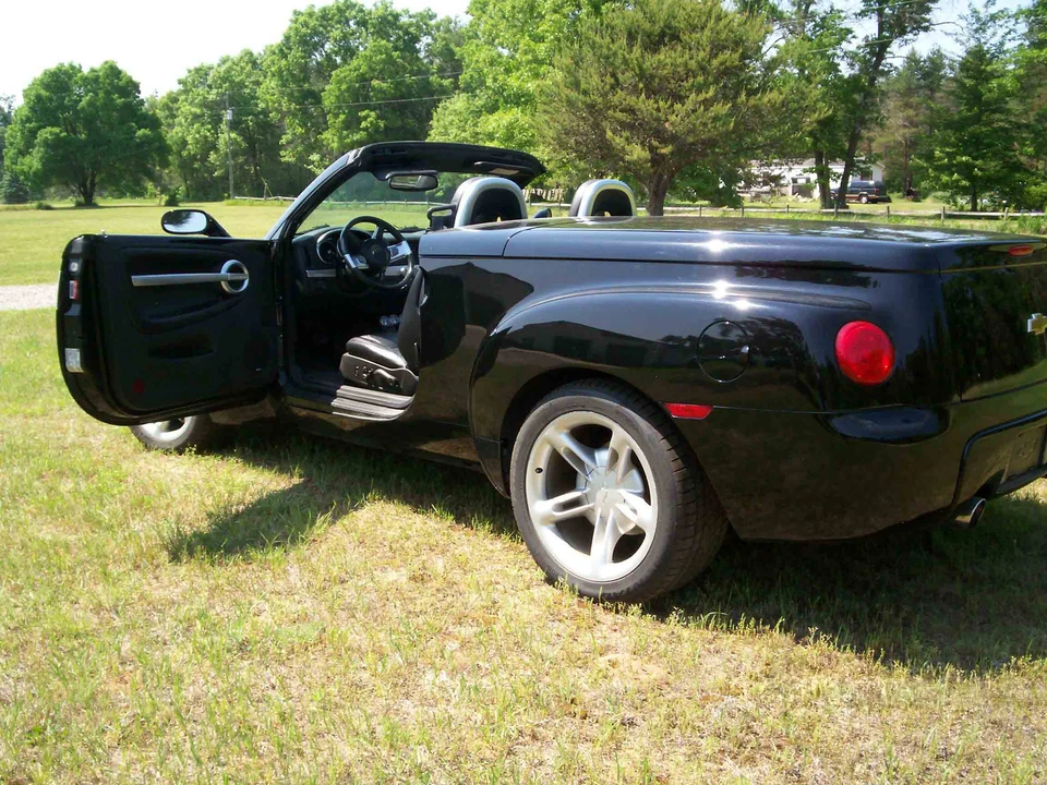 2004 Chevrolet SSR - Image 13 of 31