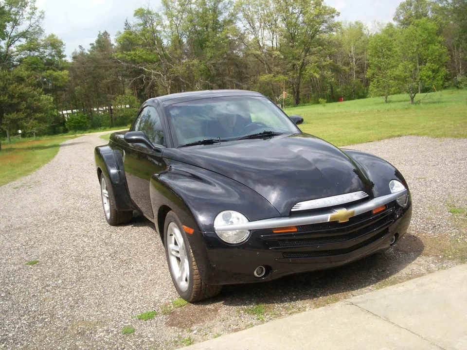 2004 Chevrolet SSR - Image 2 of 31