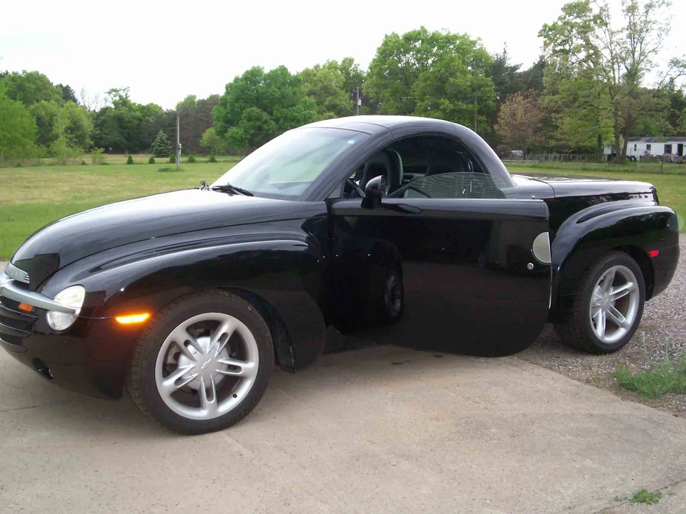 2004 Chevrolet SSR - Image 3 of 31
