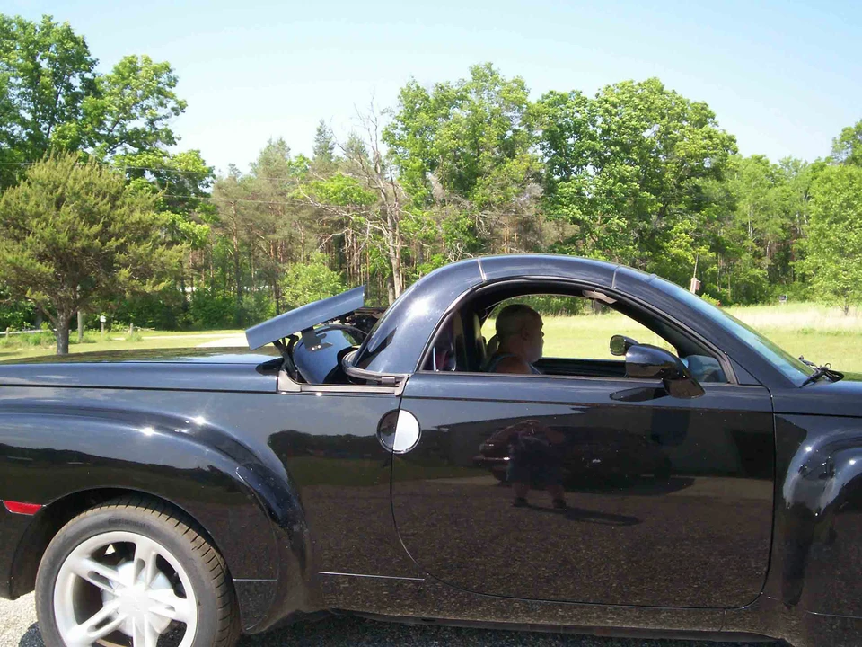 2004 Chevrolet SSR - Image 25 of 31