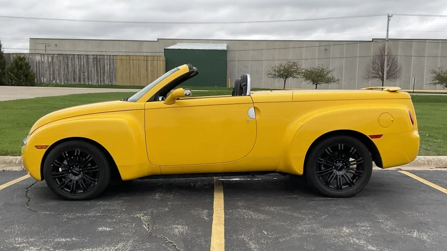 2004 Chevrolet SSR - Image 2 of 12