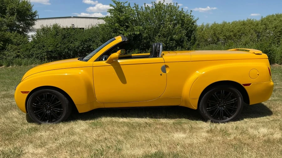 2004 Chevrolet SSR - Image 2 of 12
