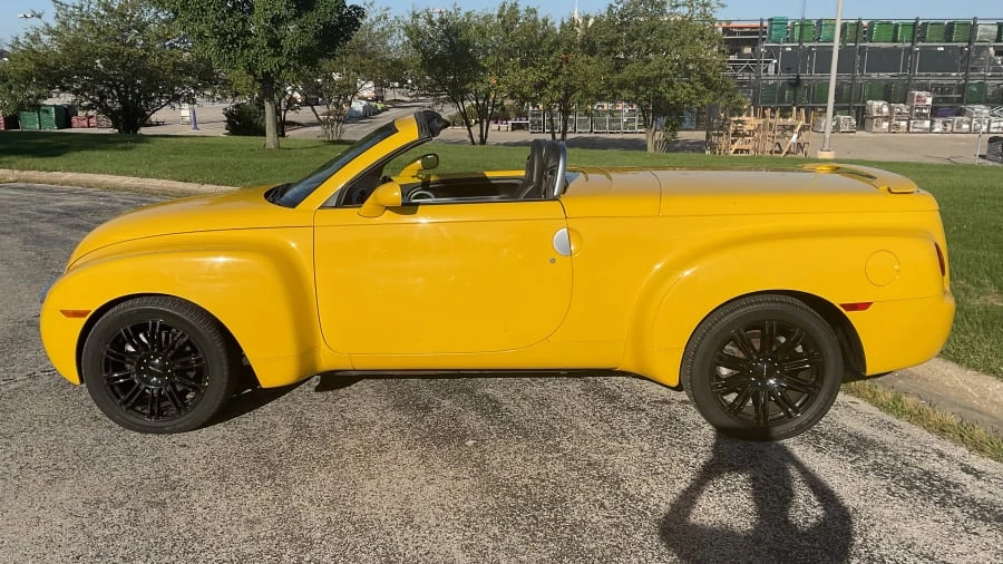 2004 Chevrolet SSR - Image 2 of 15