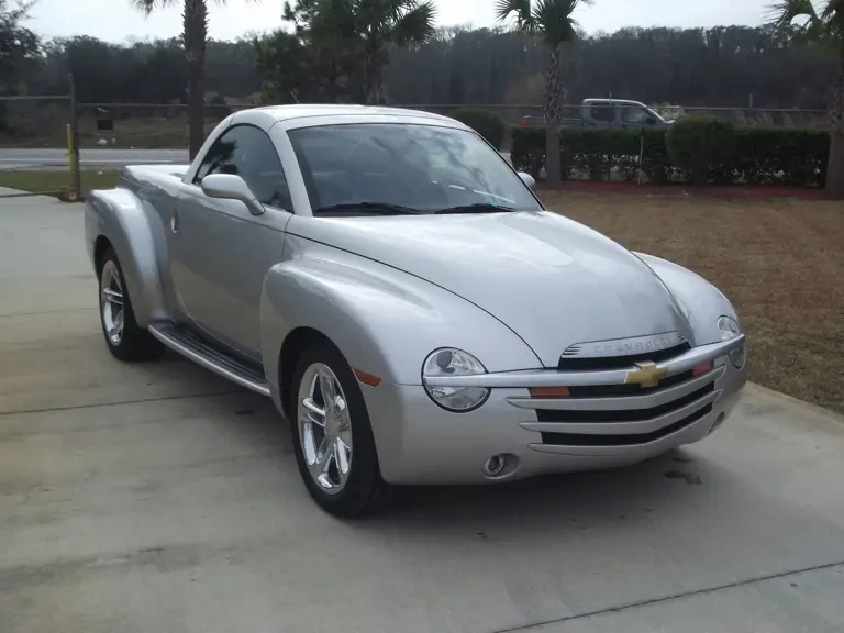 2004 Chevrolet SSR - Image 2 of 2