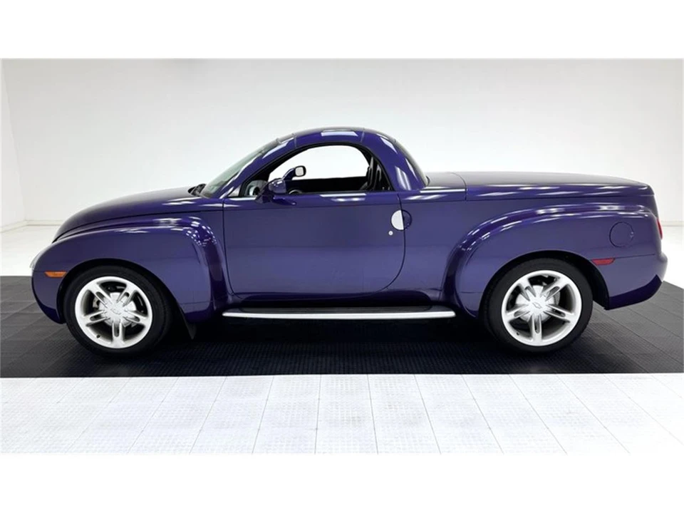 2004 Chevrolet SSR - Image 3 of 31