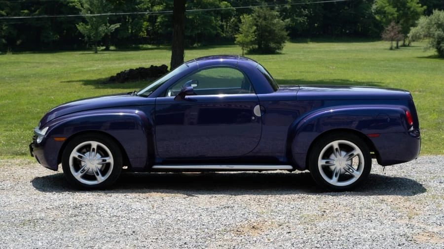 2004 Chevrolet SSR - Image 2 of 31