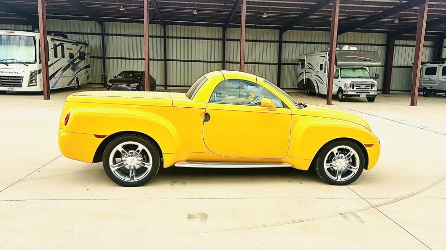 2004 Chevrolet SSR - Image 2 of 31
