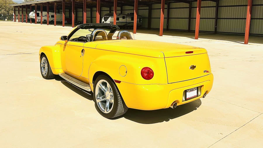 2004 Chevrolet SSR - Image 8 of 31