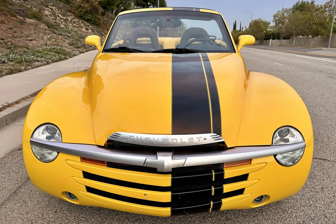 2004 Chevrolet SSR - Image 2 of 31
