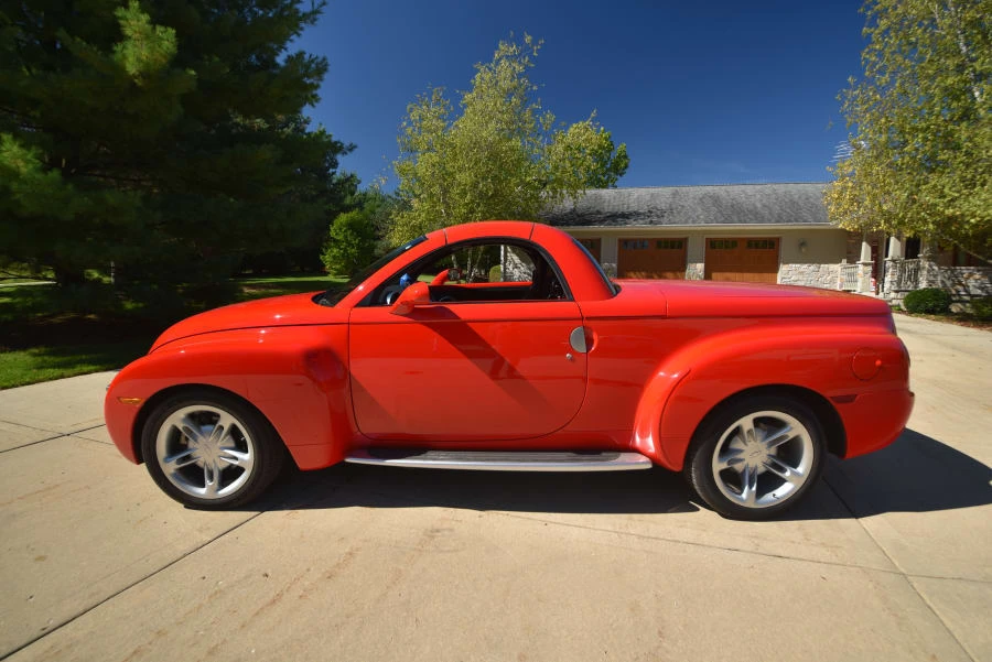 2004 Chevrolet SSR - Image 2 of 9