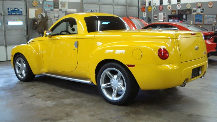2004 Chevrolet SSR - Image 2 of 7