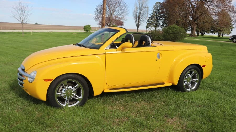 2004 Chevrolet SSR - Image 2 of 15