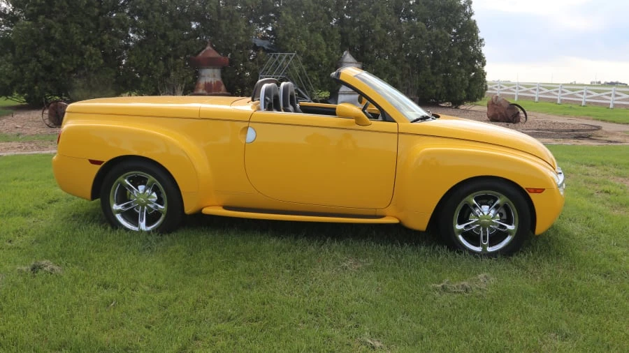 2004 Chevrolet SSR - Image 8 of 15