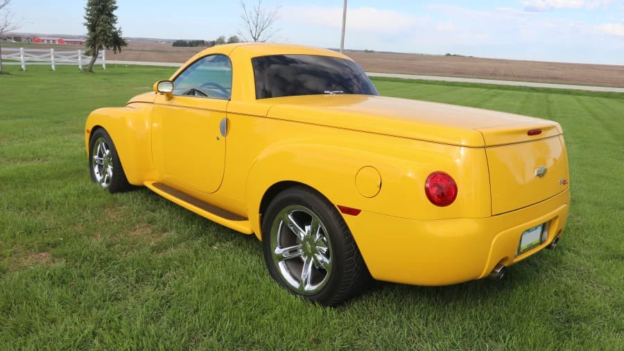2004 Chevrolet SSR - Image 3 of 15