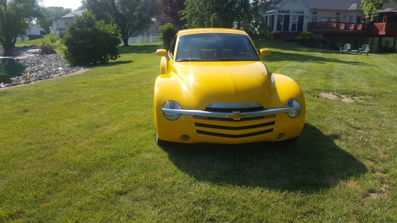 2004 Chevrolet SSR - Image 2 of 7