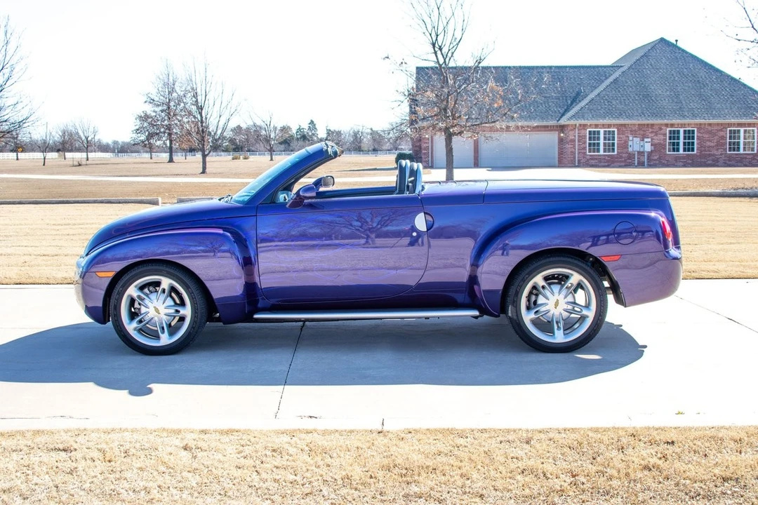 2004 Chevrolet SSR - Image 3 of 10