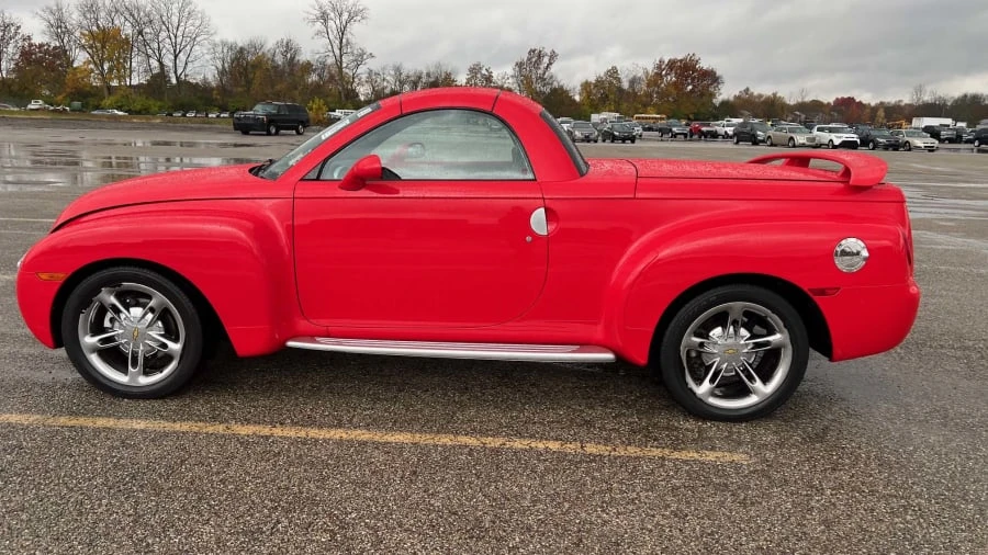 2004 Chevrolet SSR - Image 2 of 17
