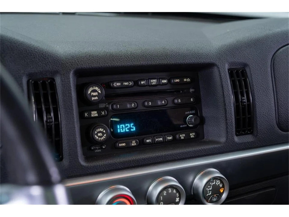 2004 Chevrolet SSR - Image 16 of 31