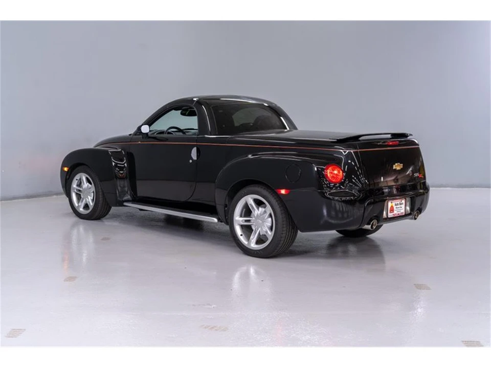 2004 Chevrolet SSR - Image 4 of 31